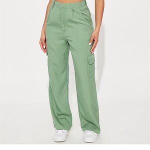 Sage Wide leg cargo pants. Stretch waist band comfortable perfect for summer